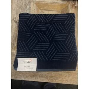 NWT-Studio 3B Geometric Jacquard Bath Towel in Mood Indigo-30in x 58in